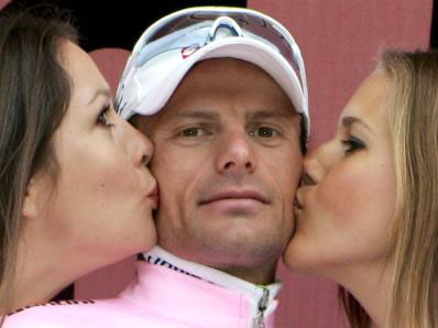 Stop alle vallette. Ragazzi gay sul podio del Giro d'Italia - vallettigiroitaliaF1 - Gay.it Archivio
