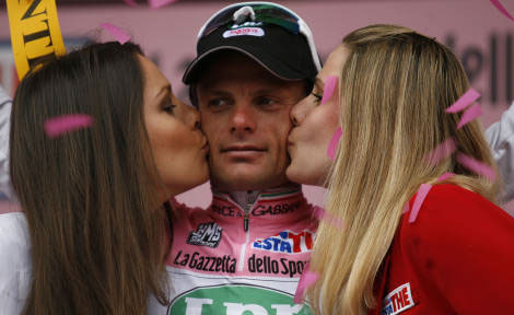 Stop alle vallette. Ragazzi gay sul podio del Giro d'Italia - vallettigiroitaliaF2 - Gay.it Archivio