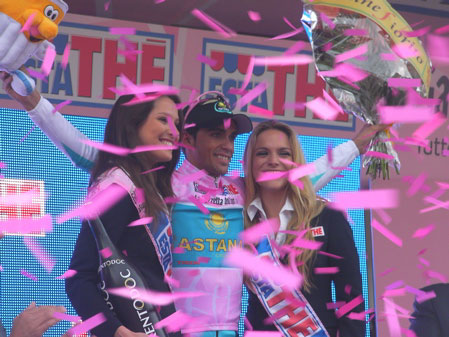 Stop alle vallette. Ragazzi gay sul podio del Giro d'Italia - vallettigiroitaliaF3 - Gay.it Archivio
