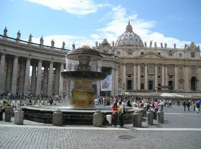 Vaticano all'attacco: nozze gay? Allora sì anche a poligamia - vaticanoonuF1 - Gay.it Archivio