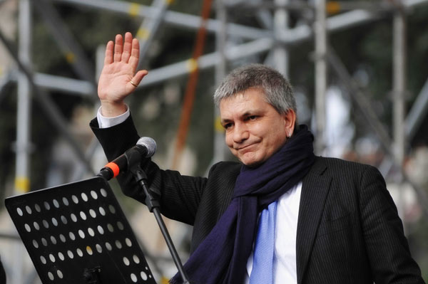 Vendola: "Contento di aver parlato di nozze e adozioni" - vendola vs dalemaF3 - Gay.it Archivio