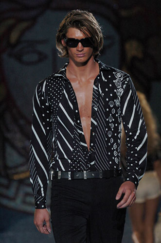 E ORA LA MODA SCEGLIE I GAY - versace02 - Gay.it Archivio