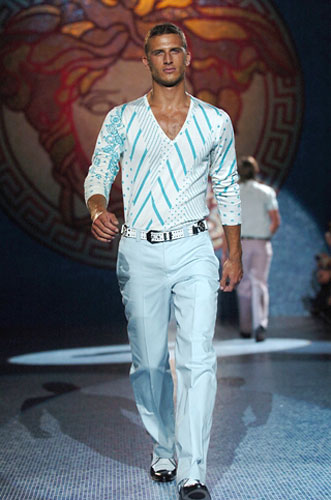 E ORA LA MODA SCEGLIE I GAY - versace03 - Gay.it Archivio