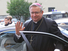Monsignore indagato: favoreggiamento a un prete pedofilo - vescovo maggioliniBASE - Gay.it Archivio