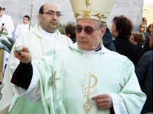 Il vescovo veste Armani - vesovoarmaniBASE - Gay.it Archivio