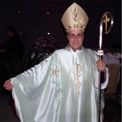 Il vescovo veste Armani - vesovoarmaniF1 - Gay.it Archivio
