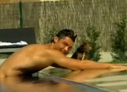 Ronaldo apre le porte di casa sua: eccolo in piscina con i suoi cani - video ronaldoBASE - Gay.it Archivio